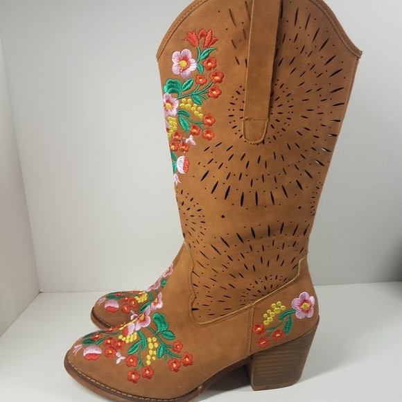 Floral Embriodered Tan Cowboy Boots - Picture 5 of 14